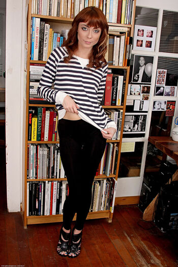 Zoe voss image
