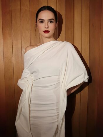 Zoey deutch image