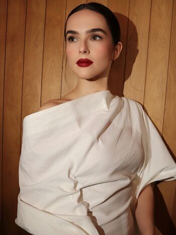 Zoey deutch image